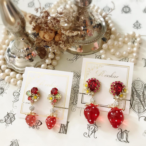 苺とお花の大ぶりピアス【上品・フルーツ・イチゴ・春・スワロフスキー