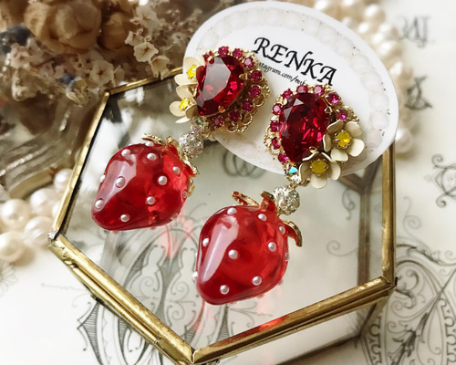 苺とお花の大ぶりピアス【上品・フルーツ・イチゴ・春・スワロフスキー