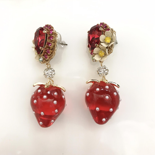 苺とお花の大ぶりピアス【上品・フルーツ・イチゴ・春・スワロフスキー