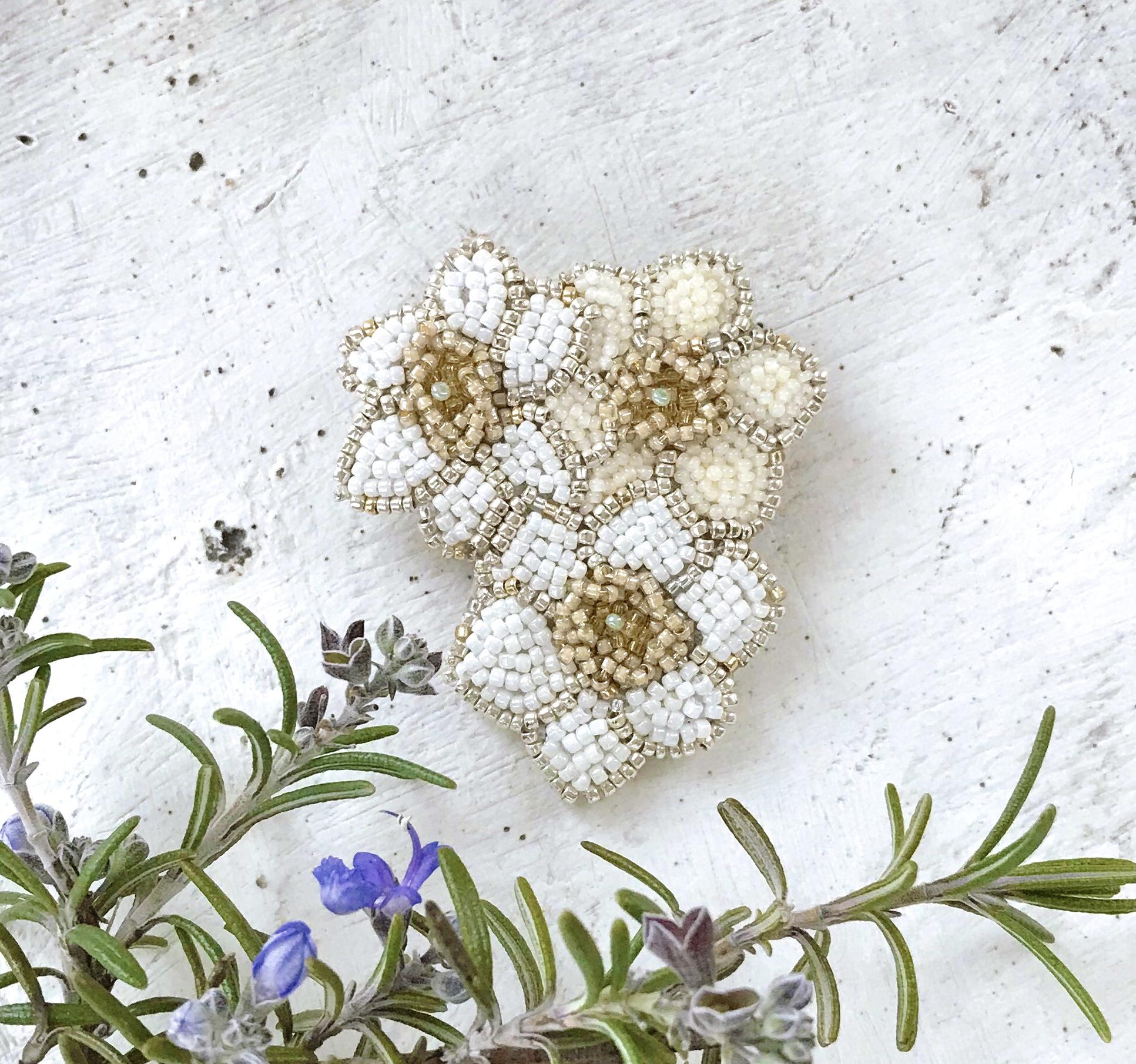 オートクチュールビーズ刺繍ブローチ 水仙の花(3輪)