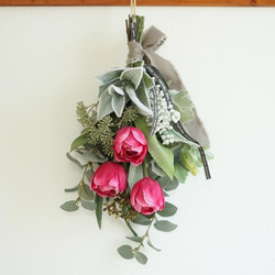 チューリップのスワッグ☆アーティフィシャルフラワーのユーカリやリーフの花束です（造花）フレームにも飾れます 4枚目の画像
