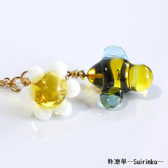 ガラス お花 蜜蜂 ミツバチ ネックレス 【ホワイト×イエロー】 白 黄 がらす ペンダント 2枚目の画像