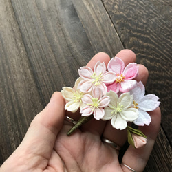 桜ハンドメイド2022 つまみ細工 早咲き桜のブローチ 春の新作2022 2枚目の画像