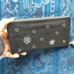 刺繍 革財布『Ricca(雪とこども)』牛革 BLACK ☆ラウンドファスナー型☆ 6枚目の画像