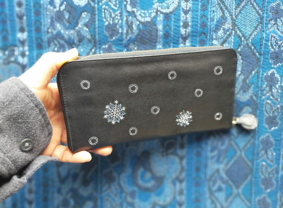 刺繍 革財布『Ricca(雪とこども)』牛革 BLACK ☆ラウンドファスナー型☆ 6枚目の画像