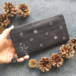 刺繍 革財布『Ricca(雪とこども)』牛革 BLACK ☆ラウンドファスナー型☆ 1枚目の画像