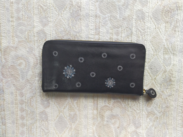 刺繍 革財布『Ricca(雪とこども)』牛革 BLACK ☆ラウンドファスナー型☆ 2枚目の画像