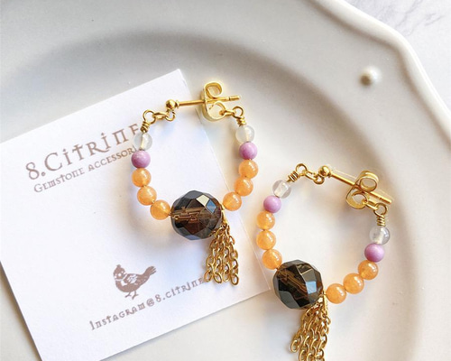 静かにきらめくスモーキークォーツと飾りチェーン付き天然石フープ