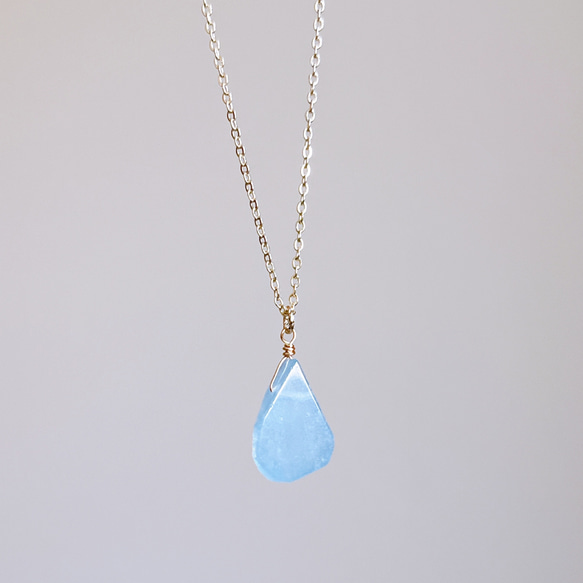 【特集掲載】《3月誕生石》アクアマリンのラフロックドロップネックレス　14kgf  誕生日プレゼント　金属アレルギー対応 3枚目の画像