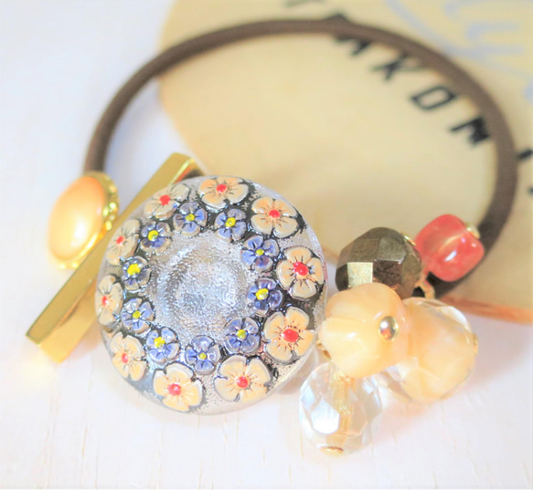 ＜小さな花束・ベージュmix＞チェコ・ガラスボタンのゴム・ミニ 1枚目の画像