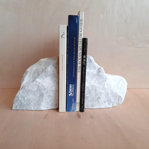 ぶった切りブックエンド』 白大理石のブックエンド 1 本棚・絵本棚