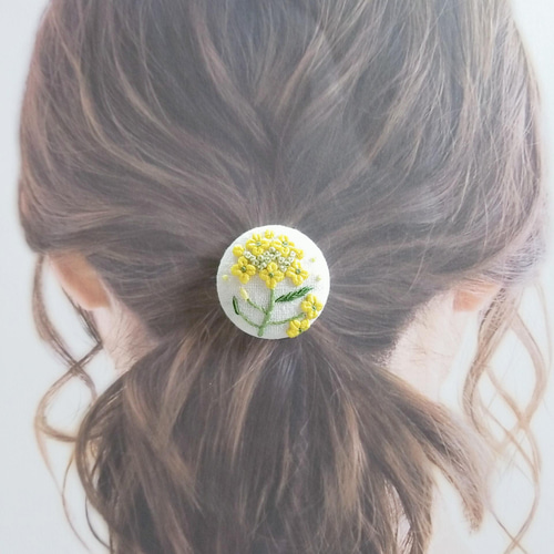 手刺繍ブローチ・ヘアゴム 春《菜の花》×オフホワイト くるみボタン