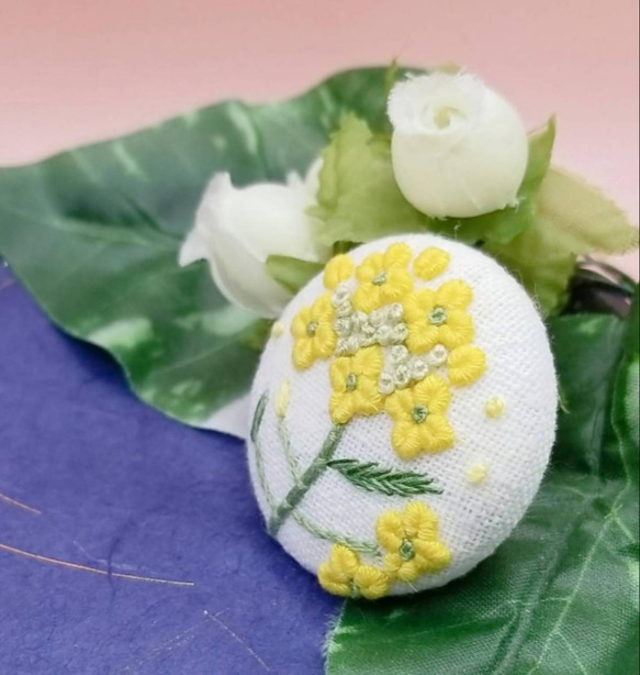 手刺繍ブローチ・ヘアゴム  春《菜の花》×オフホワイト くるみボタン 3枚目の画像