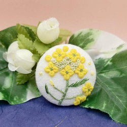 手刺繍ブローチ・ヘアゴム  春《菜の花》×オフホワイト くるみボタン 1枚目の画像