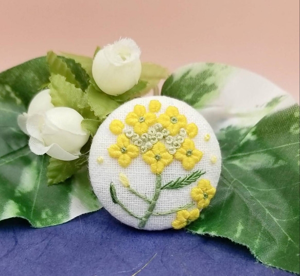 手刺繍ブローチ・ヘアゴム  春《菜の花》×オフホワイト くるみボタン 1枚目の画像