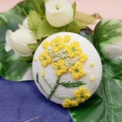 手刺繍ブローチ・ヘアゴム  春《菜の花》×オフホワイト くるみボタン 4枚目の画像