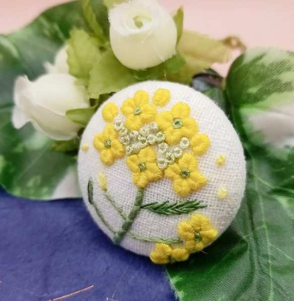 手刺繍ブローチ・ヘアゴム  春《菜の花》×オフホワイト くるみボタン 4枚目の画像