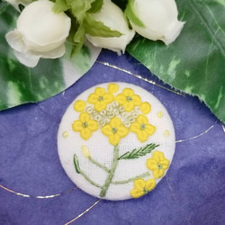 手刺繍ブローチ・ヘアゴム  春《菜の花》×オフホワイト くるみボタン 2枚目の画像