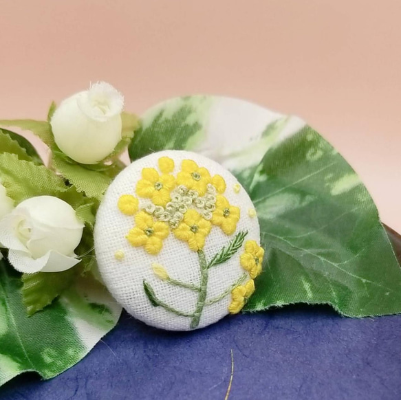 手刺繍ブローチ・ヘアゴム  春《菜の花》×オフホワイト くるみボタン 5枚目の画像