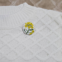 手刺繍ブローチ・ヘアゴム  春《菜の花》×オフホワイト くるみボタン 8枚目の画像