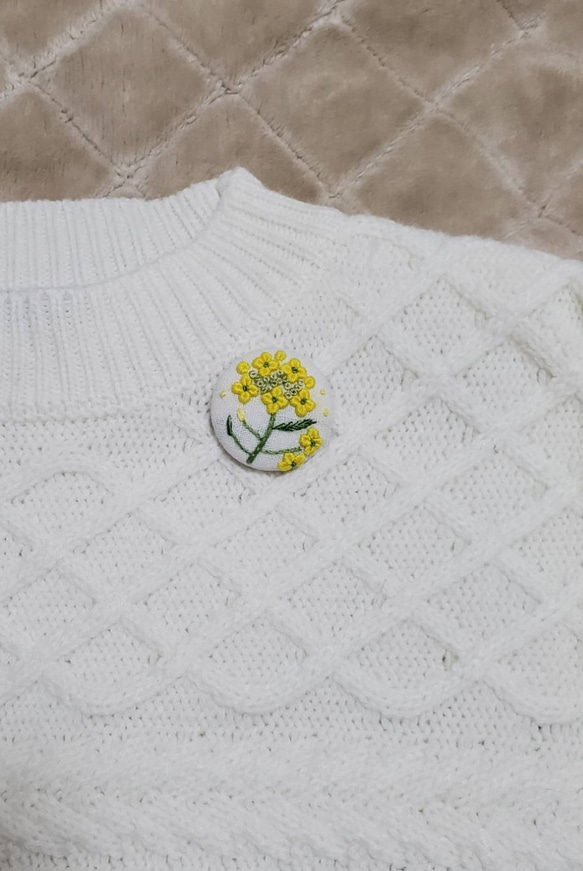 手刺繍ブローチ・ヘアゴム  春《菜の花》×オフホワイト くるみボタン 8枚目の画像
