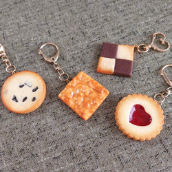 クッキーのキーホルダー( *´艸｀)選べる４種類♪フェイクスイーツ♪大きめで裏まで可愛い♪ 1枚目の画像