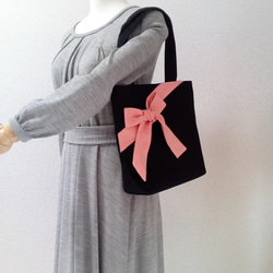 ファスナーポケット付き☆黒帆布✕ギンガムチェックのリボン付きトートバッグ　肩掛け　母の日　春　ピンクオレンジ　　764 3枚目の画像