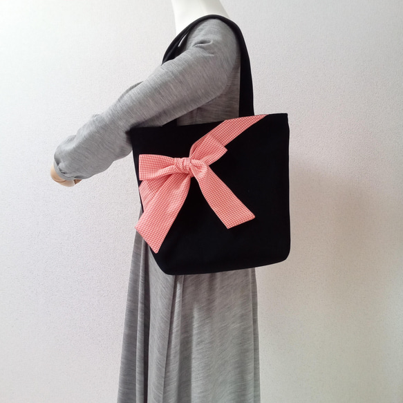 ファスナーポケット付き☆黒帆布✕ギンガムチェックのリボン付きトートバッグ　肩掛け　母の日　春　ピンクオレンジ　　764 2枚目の画像