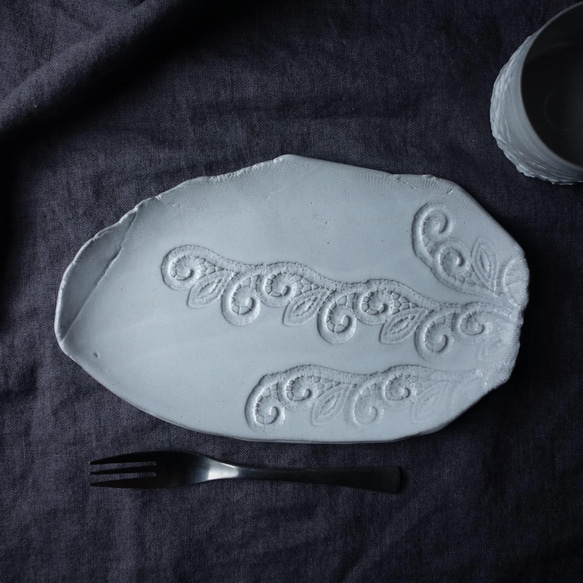 Junclay レリーフＬ：ツタ×ホワイト　中皿 小皿 デザート皿 陶器 陶磁器 1枚目の画像