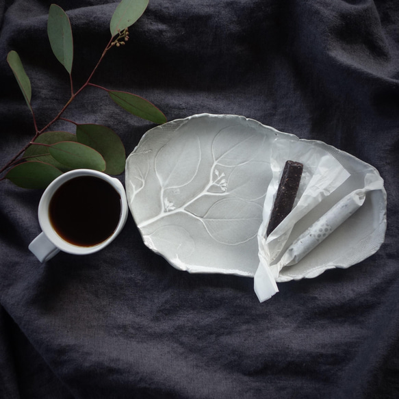レリーフＬ：花と円×ホワイト　中皿 小皿 デザート皿 陶器 陶磁器 6枚目の画像