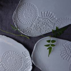 レリーフＬ：花と円×ホワイト　中皿 小皿 デザート皿 陶器 陶磁器 3枚目の画像