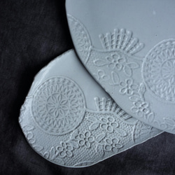 レリーフＬ：花と円×ホワイト　中皿 小皿 デザート皿 陶器 陶磁器 4枚目の画像