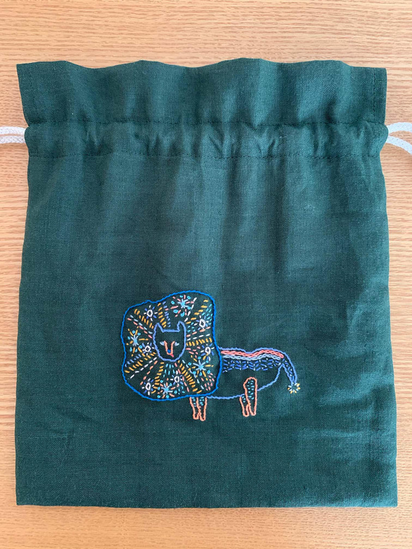 ライオン 刺繍 巾着袋 深緑 1枚目の画像
