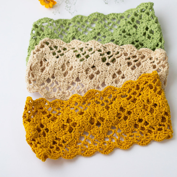 幅広ゆったり優しく包む、透かし編みのカチューム（ヘアバンド）。ゴムで長さ調整可能です。ミモザ・きなり・若葉色 1枚目の画像