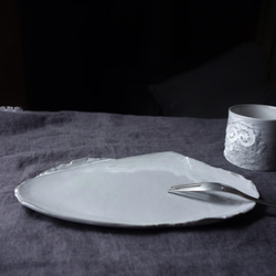 レリーフＬ クレイ×アンティークグレー　中皿 小皿 デザート皿 陶器 陶磁器 2枚目の画像