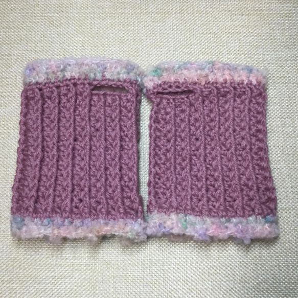 手編み【ピンクとふわふわが可愛い！ハンドウォーマー】リストウォーマーにもなります！送料無料 3枚目の画像