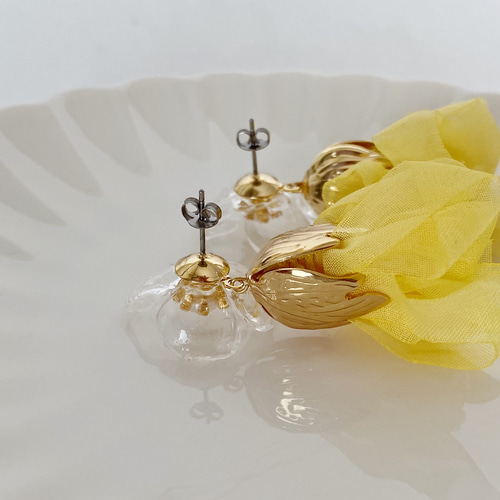 イエロー系ビジューが可愛いボンボンピアス☆ イエロー系ビジューが