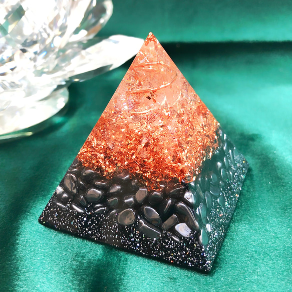 ピラミッド型オルゴナイト 高純度 テラヘルツ & ヒマラヤ水晶 2枚目の画像