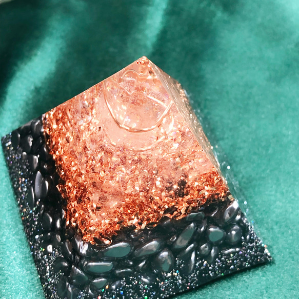 ピラミッド型オルゴナイト 高純度 テラヘルツ & ヒマラヤ水晶 5枚目の画像