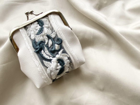 オーガンジー刺繍リボン がま口ポーチ ブルー 5枚目の画像