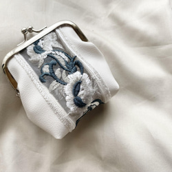オーガンジー刺繍リボン がま口ポーチ ブルー 1枚目の画像