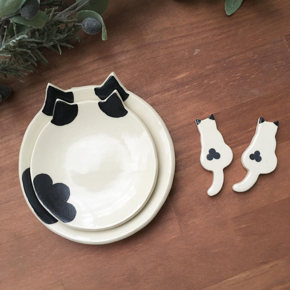 猫のうつわ「ハチワレ猫 親子皿＆箸置きセット」箸置き２つ合計4点セット 3枚目の画像