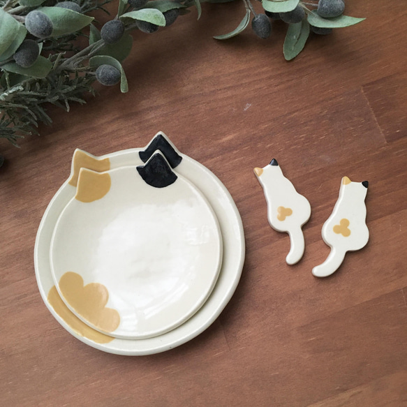 猫のうつわ「三毛猫 親子皿＆箸置きセット」箸置き２つ合計4点セット 3枚目の画像
