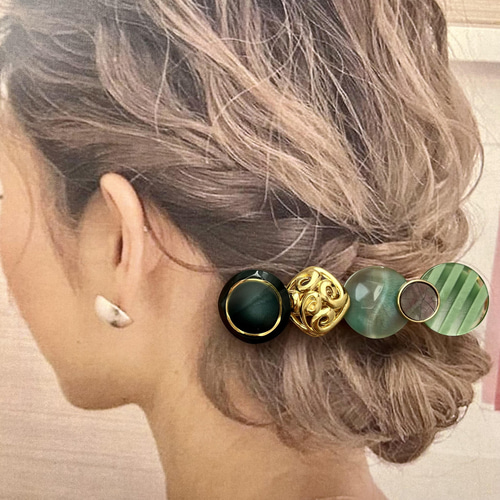 グリーンとゴールドのヴィンテージボタンヘアクリップ ストライプと艶
