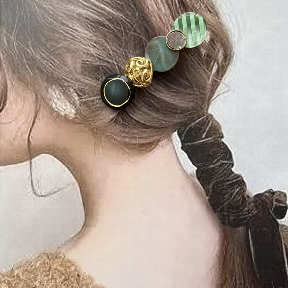 グリーンとゴールドのヴィンテージボタンヘアクリップ  ストライプと艶グリーンの大人ヘアアクセサリー 2枚目の画像