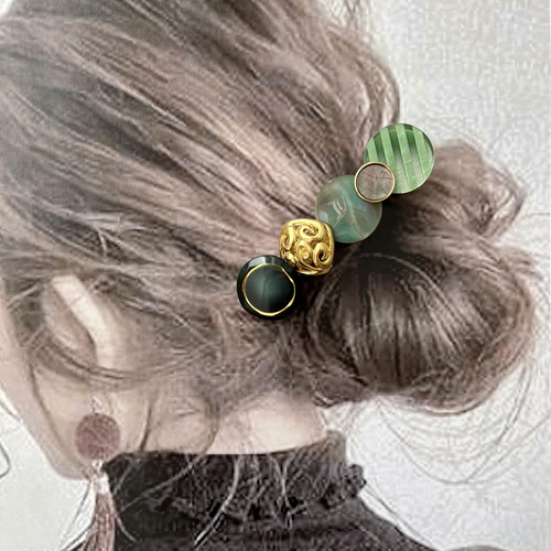 グリーンとゴールドのヴィンテージボタンヘアクリップ ストライプと艶