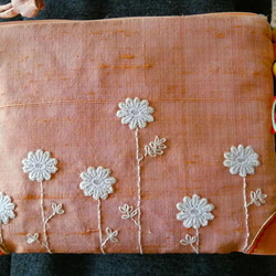 手刺繍のシルク製サコッシュ　サーモンピンク　両サイド白刺繍 2枚目の画像