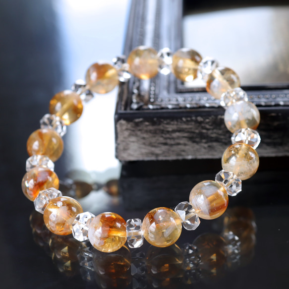 レアなフェザー入りファントムシトリンをぐるっと並べた太陽の煌きの