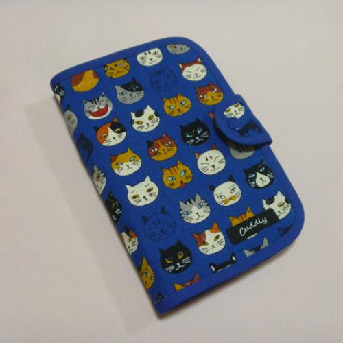 1140．大人可愛い 猫だらけ柄 通帳ケース ピッタリサイズ 青