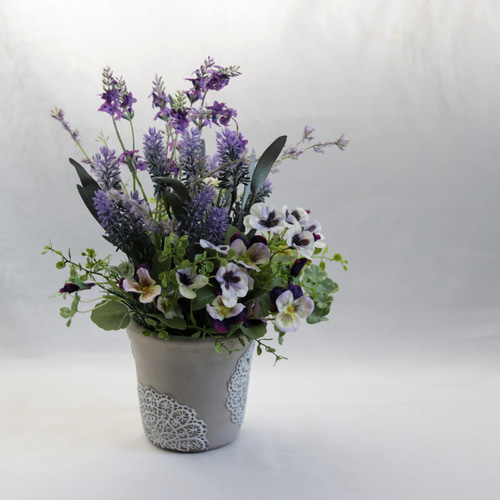 ナチュラルガーデン〜ラベンダーとビオラの寄植え風 アートフラワー は